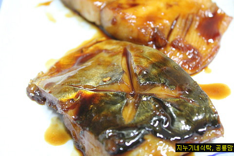 우엉조림도 곁들인 삼치조림...우엉이 더 맛있다네요.